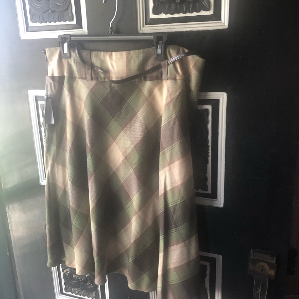 Cute  Brown Plaid Skirt. 16
